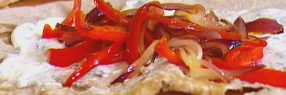 лаваш с жареными яйцами, сладким перцем и луком