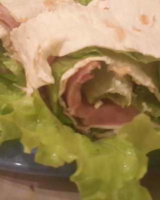 Рулет с ветчиной и сыром в лаваше