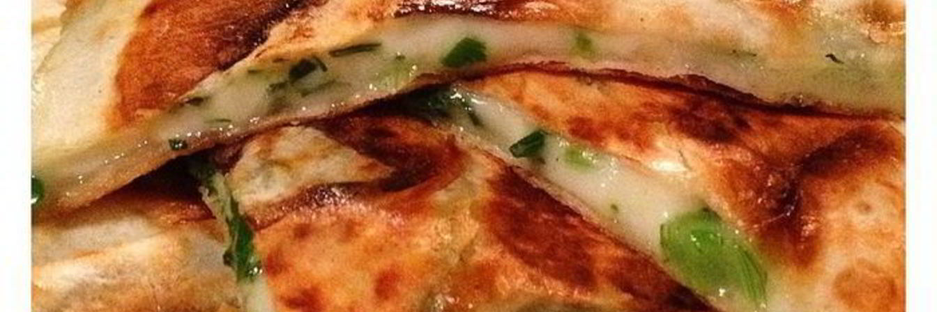 Сулугуни с зеленью в лаваше