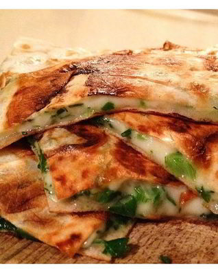 Сулугуни с зеленью в лаваше