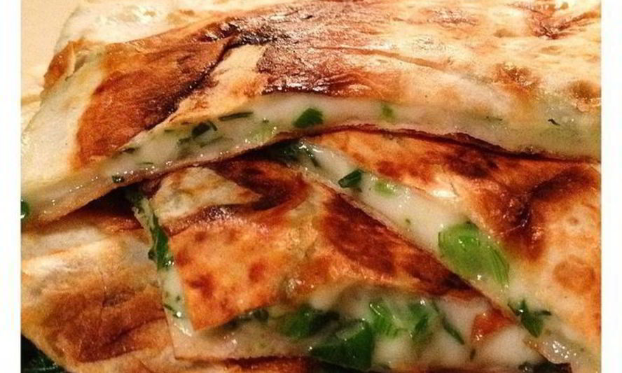 Рецепт сулугуней с зеленью в лаваше