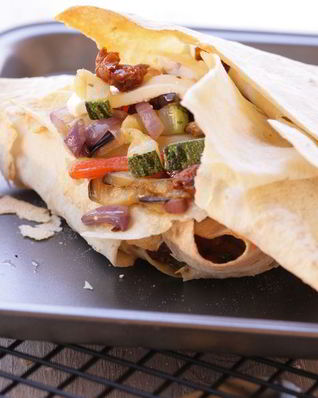 Треугольники из лаваша с овощами и сыром фета