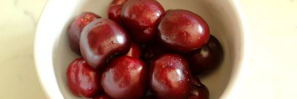 фокачча с черешней и сыром бри