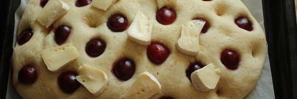 фокачча с черешней и сыром бри