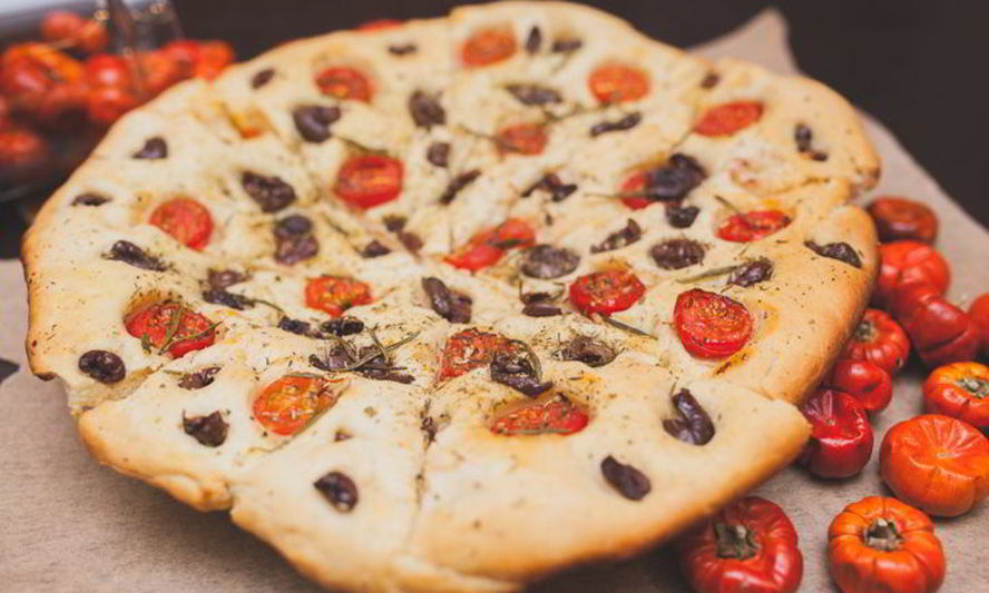 Рецепт фокаччи с черри и маслинами