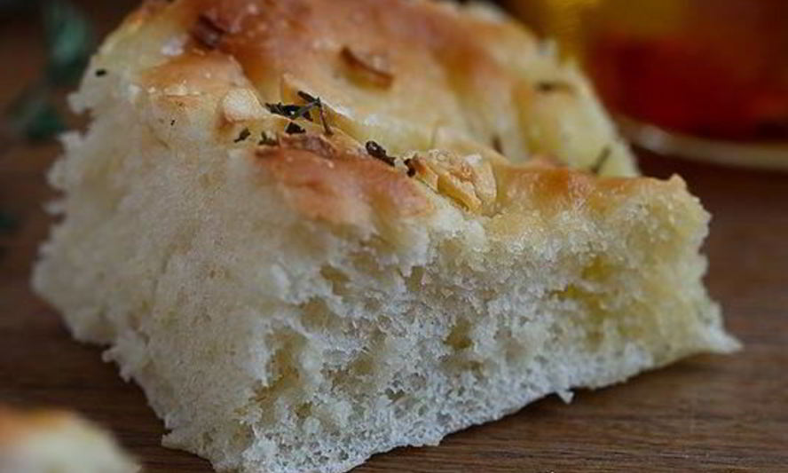 Рецепт фокаччи с тимьяном и чесноком