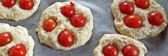 картофельные лепешки с черри и травами