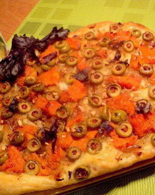 Лепешка с тыквой, оливками и луком