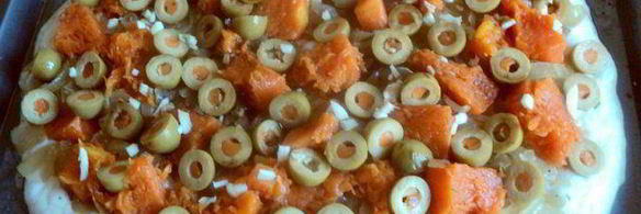 лепешка с тыквой, оливками и луком