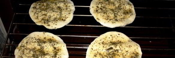 лепешки-питы с прованскими травами и вялеными помидорами