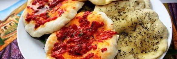 лепешки-питы с прованскими травами и вялеными помидорами