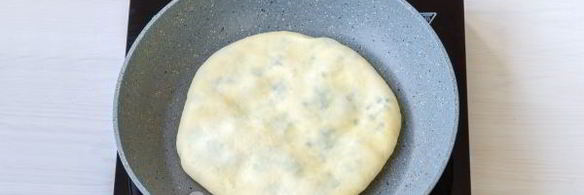 лепешки с сыром и зеленью на сковороде