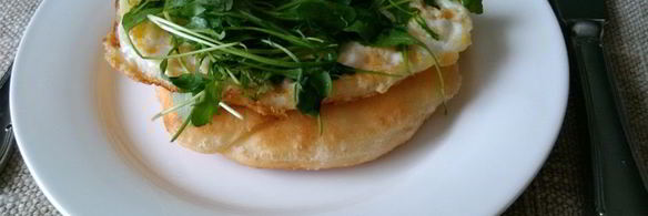 лепешки с яичницей и рукколой