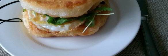 лепешки с яичницей и рукколой