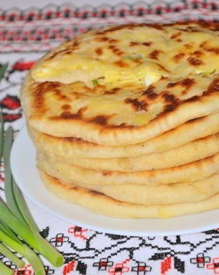 Лепешки с зеленым луком и моцареллой