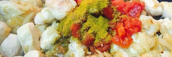 ореховое карри с куриной грудкой и лепешкой наан