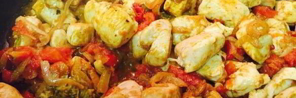 ореховое карри с куриной грудкой и лепешкой наан