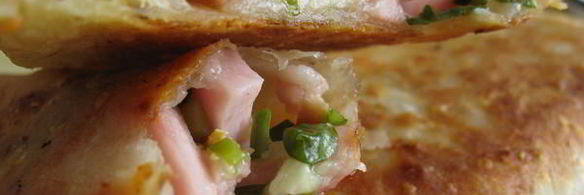 сырные лепешки-чебуреки с ветчиной