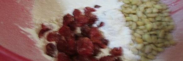 биг-маффины с вишней, кедровыми орешками и штрейзелем