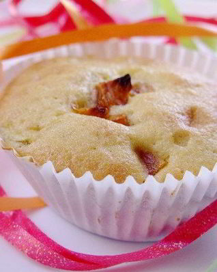 Персиковые маффины с орехами