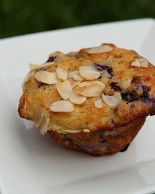 Пряные маффины с голубикой и миндалем