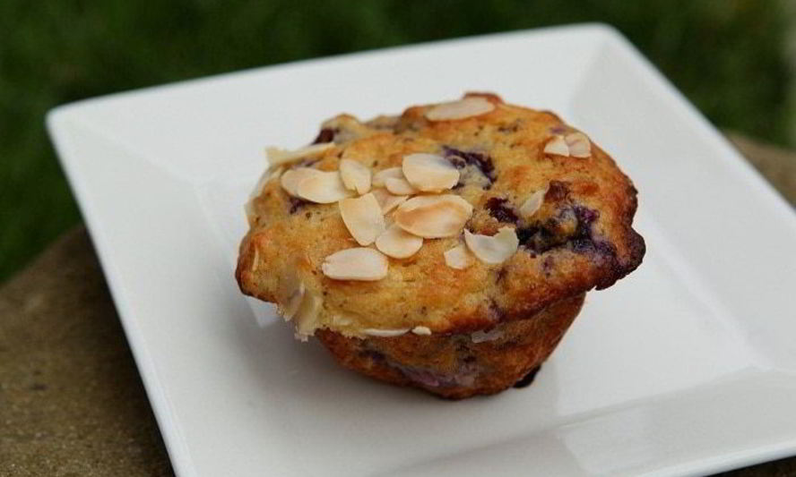 Рецепт пряных маффинов с голубикой и миндалем