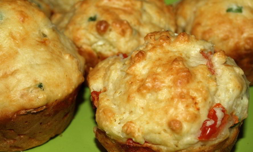 Рецепт сырных маффинов с помидорами и зеленым луком