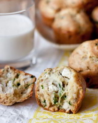 Закусочные маффины с фетой и зеленью