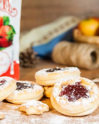 Новогодние слойки с джемом