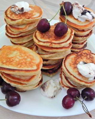 Банановые оладушки с пломбиром