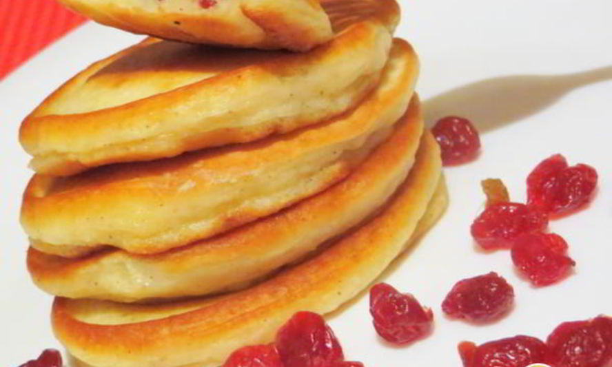 Рецепт быстрых оладий с вяленой вишней