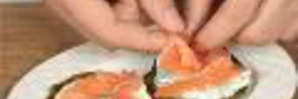 гороховые оладьи с копченым лососем