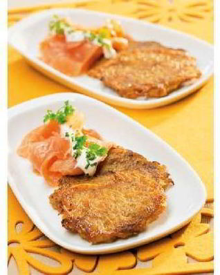 Картофельные оладьи с копченой семгой