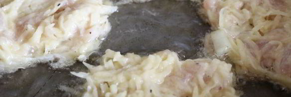 картофельные оладьи с курицей и луком