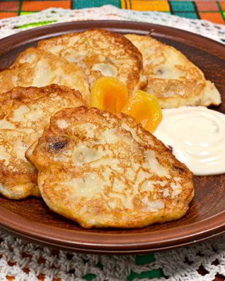 Нежные творожные оладьи с мюсли и курагой