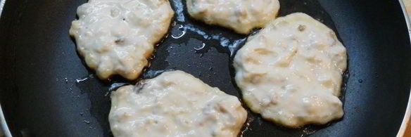 нежные творожные оладьи с мюсли и курагой