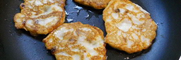 нежные творожные оладьи с мюсли и курагой