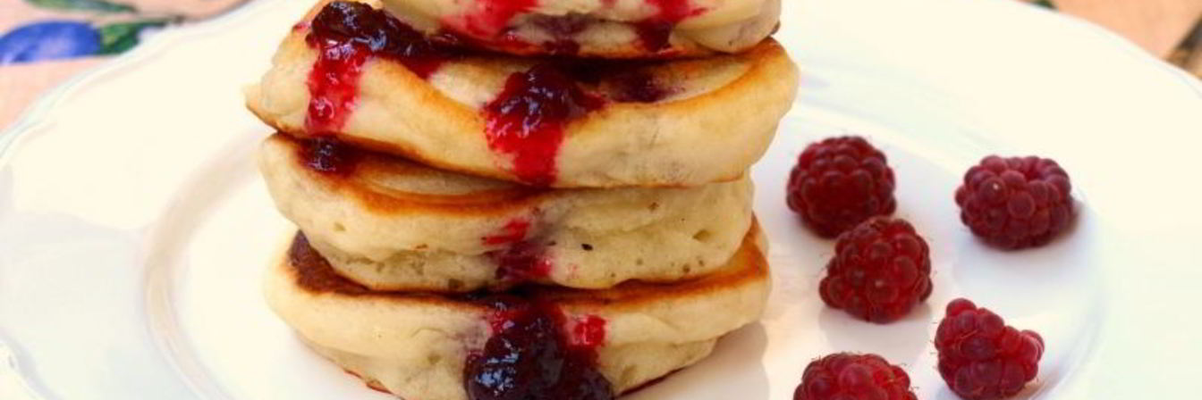 Оладьи без яиц с малиной
