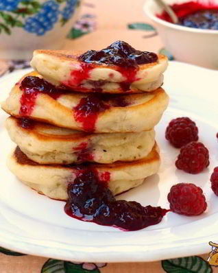 Оладьи без яиц с малиной