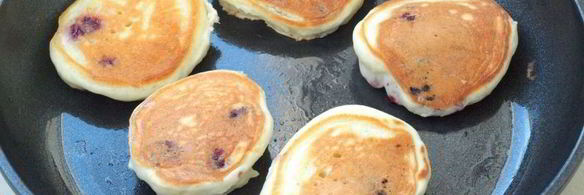 оладьи без яиц с малиной