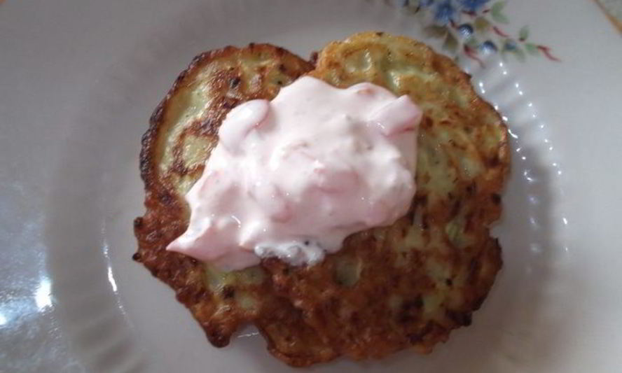 Рецепт оладий из кабачков в сметанном соусе