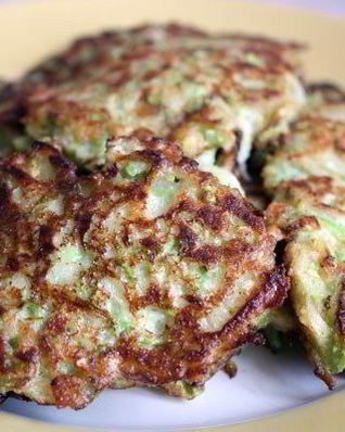 Оладьи из цукини со сметаной и мускатным орехом