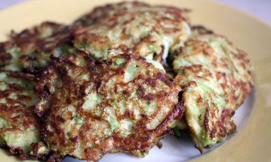 Рецепт оладий из цукини со сметаной и мускатным орехом