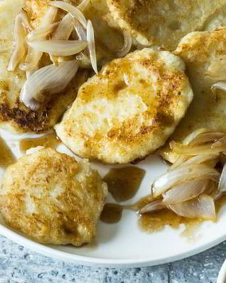 Оладьи из цветной капусты с карамелизованным луком