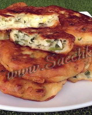 Оладьи с луком и яйцом