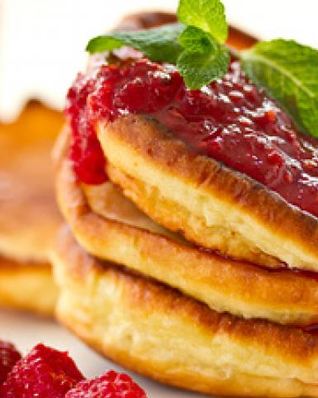 Оладьи с малиновым вареньем