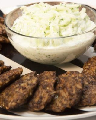 Печеночные оладьи с рисом и соусом из огурца