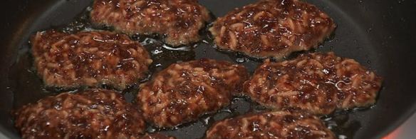 печеночные оладьи с рисом и соусом из огурца