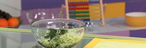 печеночные оладьи с рисом и соусом из огурца