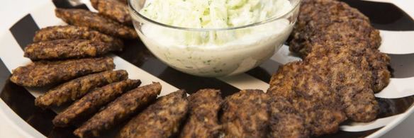 печеночные оладьи с рисом и соусом из огурца